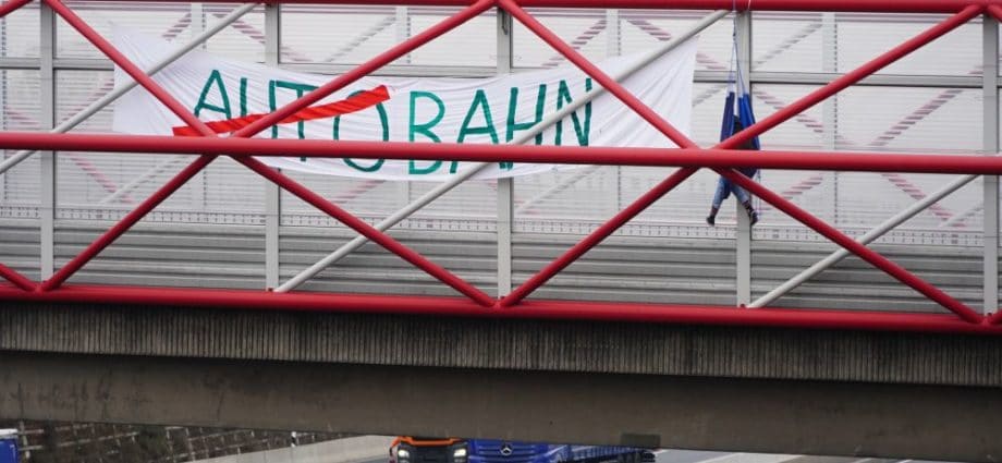 Aktivisten ketten sich an A7 bei Kassel – Protest gegen Ausbau A49 (Video)