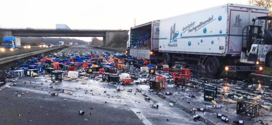 A7: LKW verliert rund 300 Getränkekisten bei Fulda