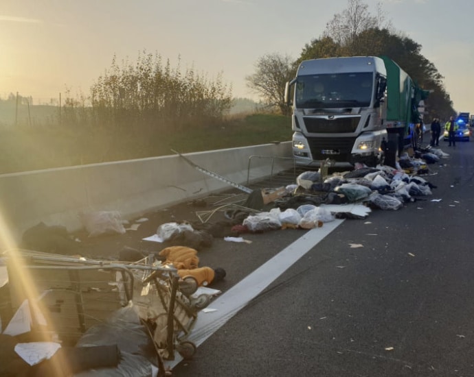 Lkw verliert Kleidung bei Unfall auf A 44