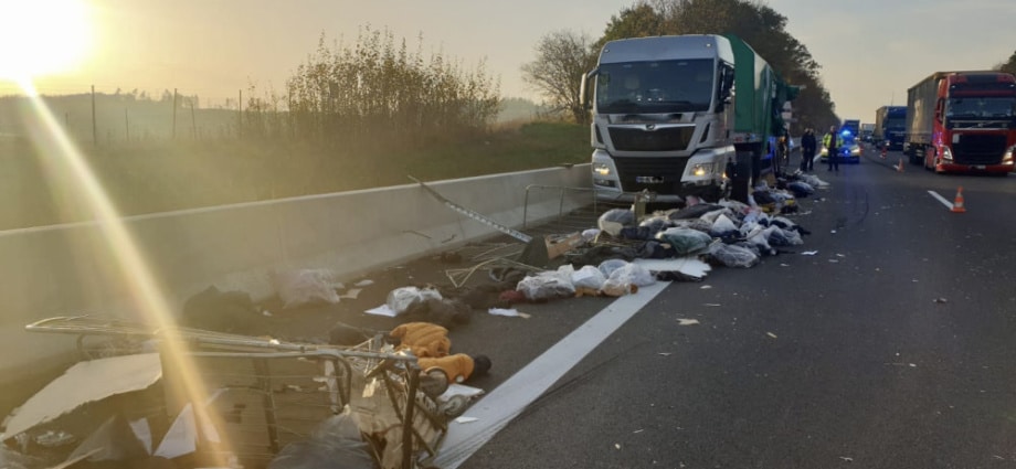 Lkw verliert Kleidung bei Unfall auf A 44
