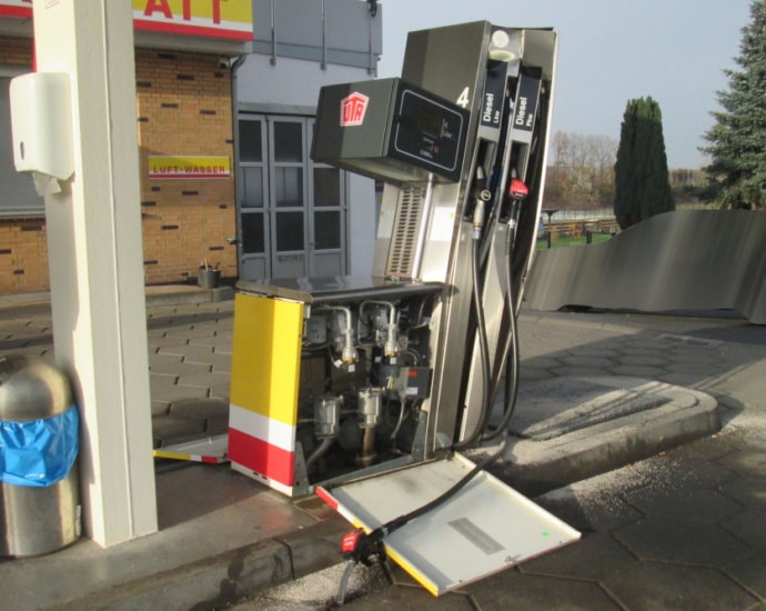 Zapfpistole vergessen und Tanksäulen in Lohfelden umgerissen