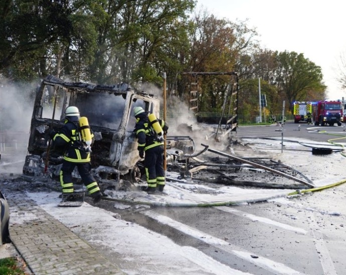 LKW auf A7 Parkplatz ausgebrannt – Fahrer schwer verletzt