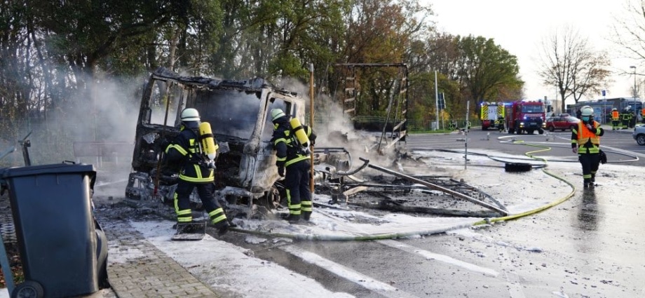LKW auf A7 Parkplatz ausgebrannt – Fahrer schwer verletzt