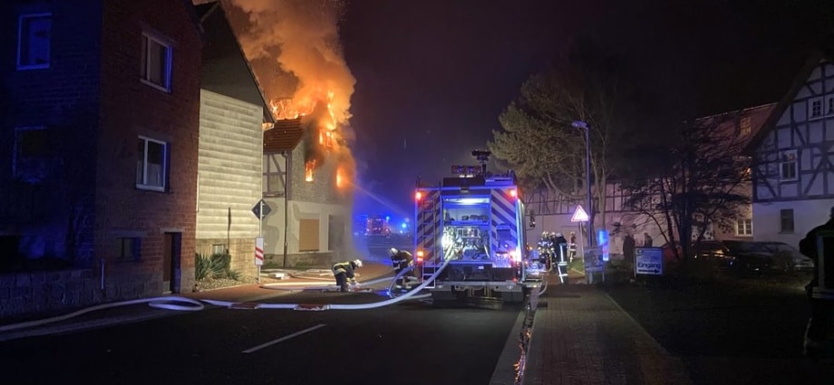 Osthessen: Leerstehendes Wohnhaus im Vollbrand