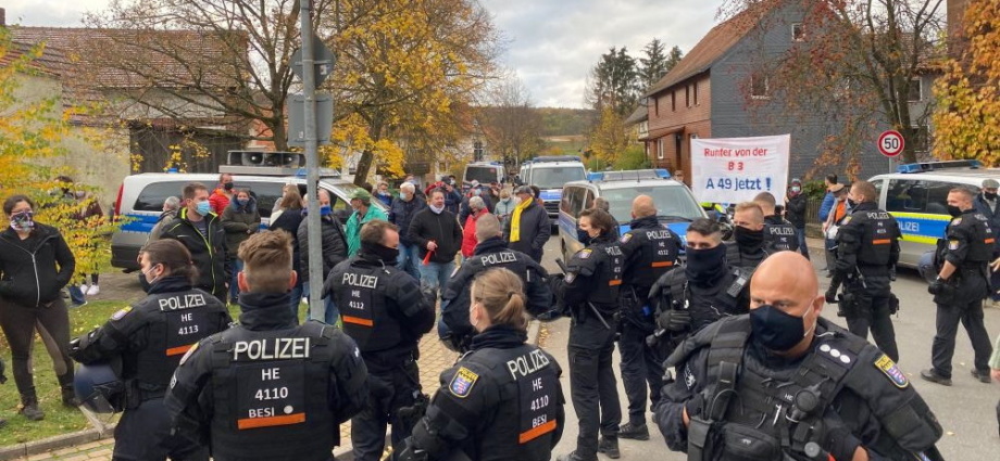 Aufgeheizte Stimmung – A49-Demonstranten treffen aufeinander