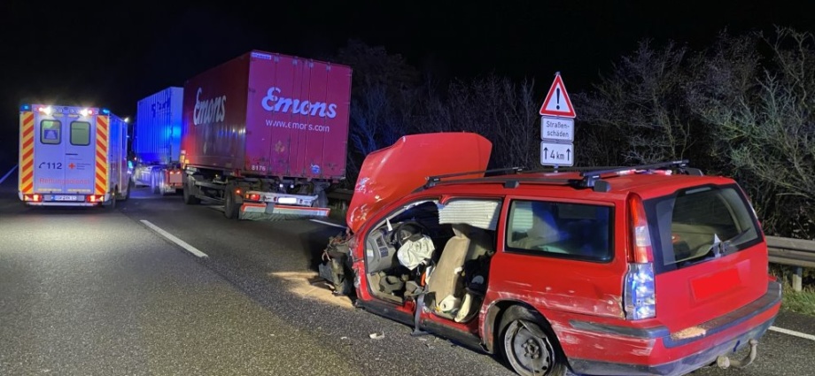 A4: PKW auf LKW aufgefahren