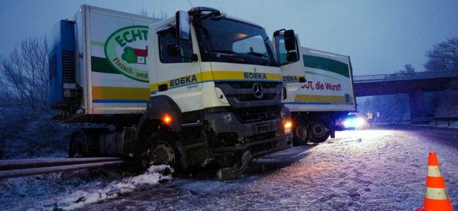 LKW kommt auf Schneebedeckter Fahrbahn bei Baunatal ab