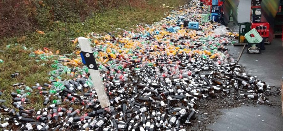 Getränkelaster verliert Ladung auf B 3