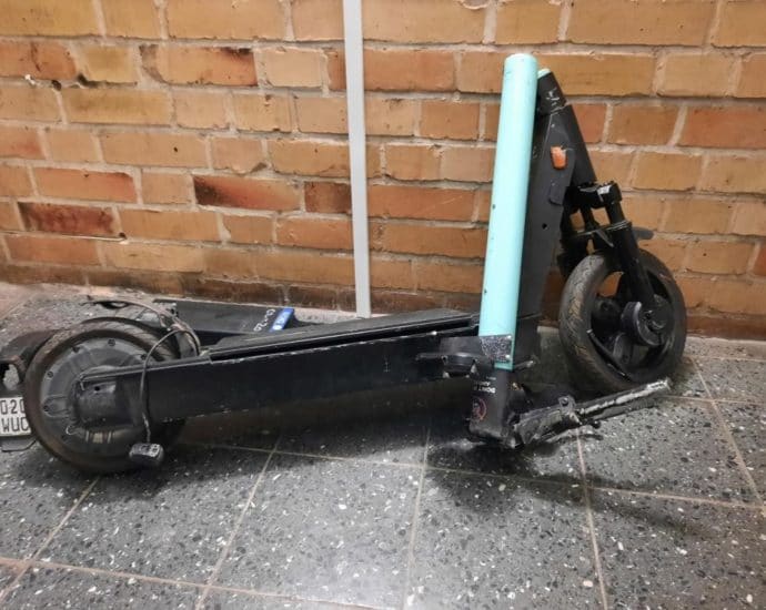 Regiotram überrollt E-Scooter bei Harleshausen