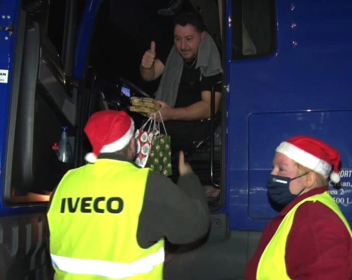 Weihnachtsüberraschung für gestrandete Trucker (Video)