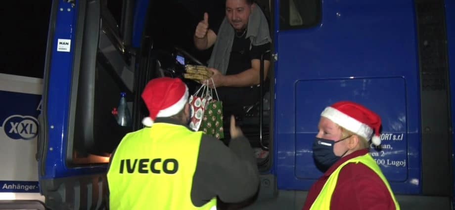 Weihnachtsüberraschung für gestrandete Trucker (Video)