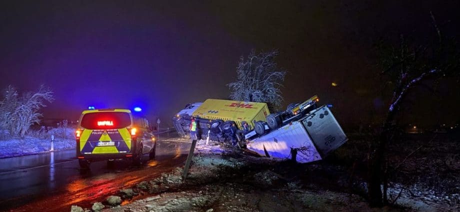 LKW auf Glatter Fahrbahn bei Bebra umgekippt