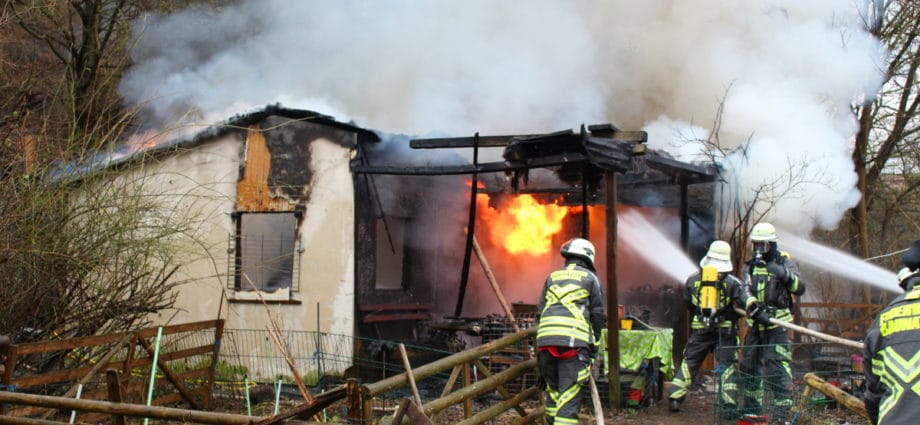Guntershausen: Gartenhütte stand in Vollbrand