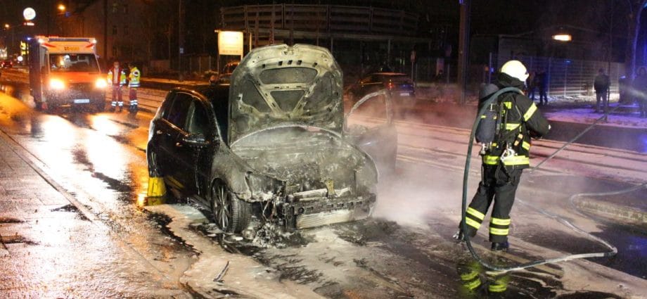 Flammen schlugen in den Innenraum – PKW brannte in Kassel