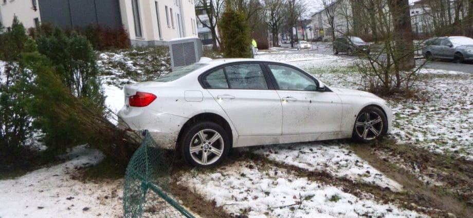 KS: Mit 5 Promille in Zaun gekracht – Fahrer wollte flüchten