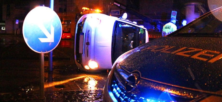 KS: Fiat kippt nach Unfall auf die Seite