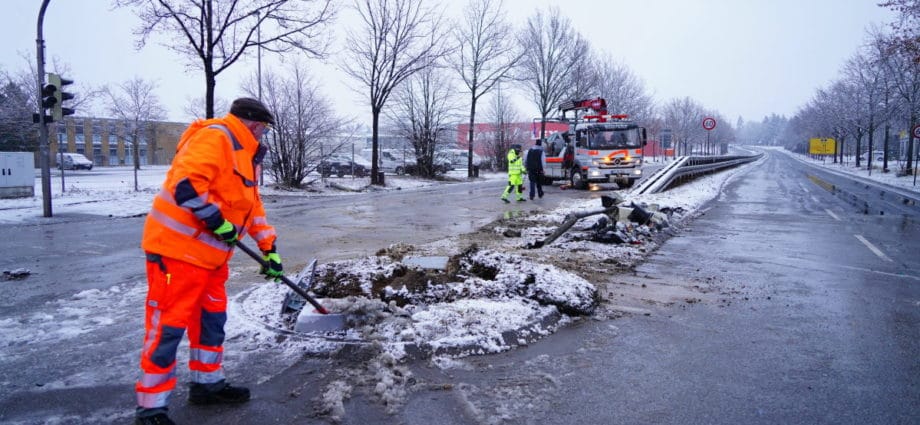 KS: Audi kracht nach Verfolgungsjagd in Ampelanlage auf der Dresdener Straße