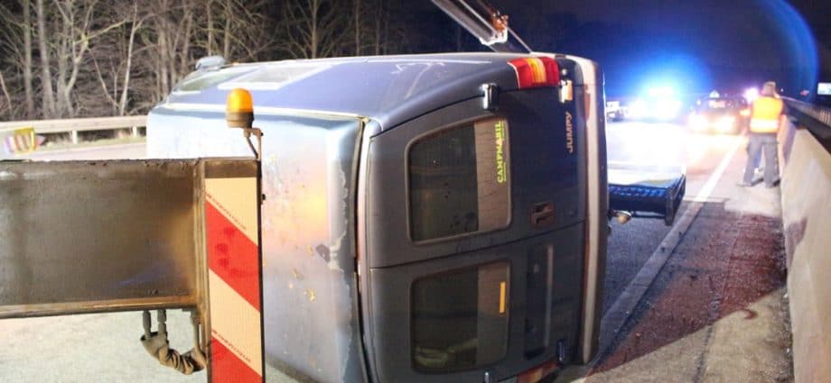 Anhängerlast überschritten – PKW kommt auf A44 ins Schleudern