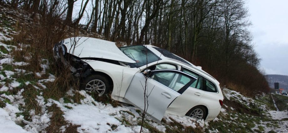 A44: BMW kommt auf regennasser Fahrbahn ab
