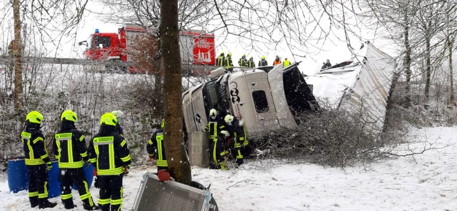 B251: LKW kommt auf schneebedeckter Fahrbahn ab
