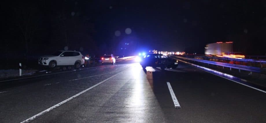PKW mit Anhänger auf A44 verunglückt