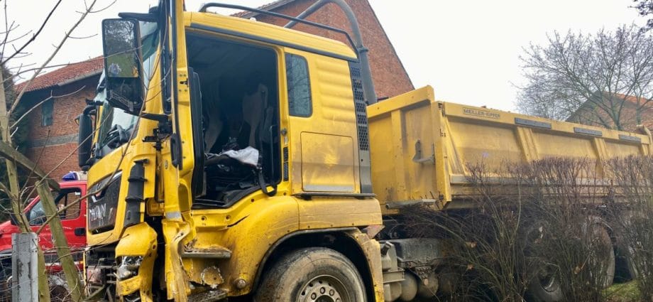 Zusammenstoß zweier LKW in Deute – Fahrer eingeklemmt