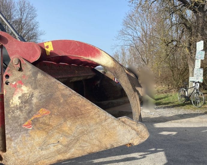 Radfahrer kollidiert mit Schlepper – Rettungshubschrauber im Einsatz