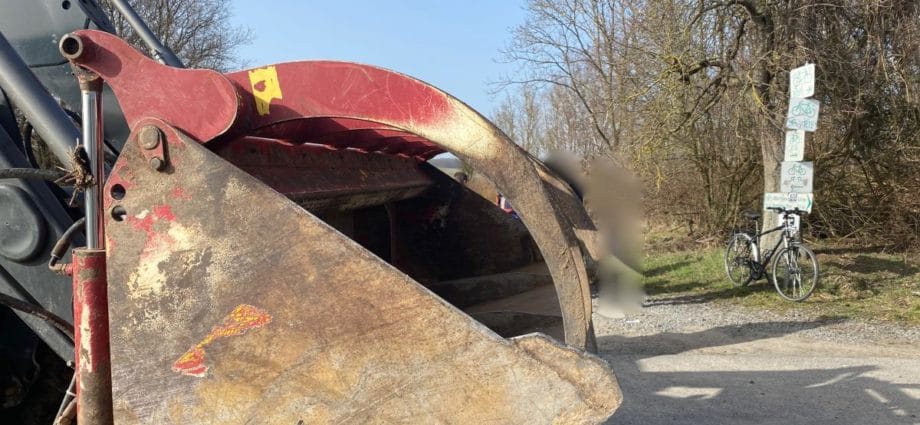 Radfahrer kollidiert mit Schlepper – Rettungshubschrauber im Einsatz