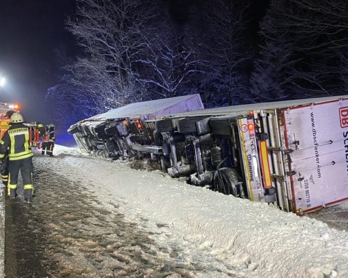 LKW kommt von der A7 ab und kippt um