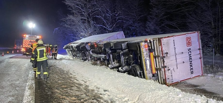 LKW kommt von der A7 ab und kippt um