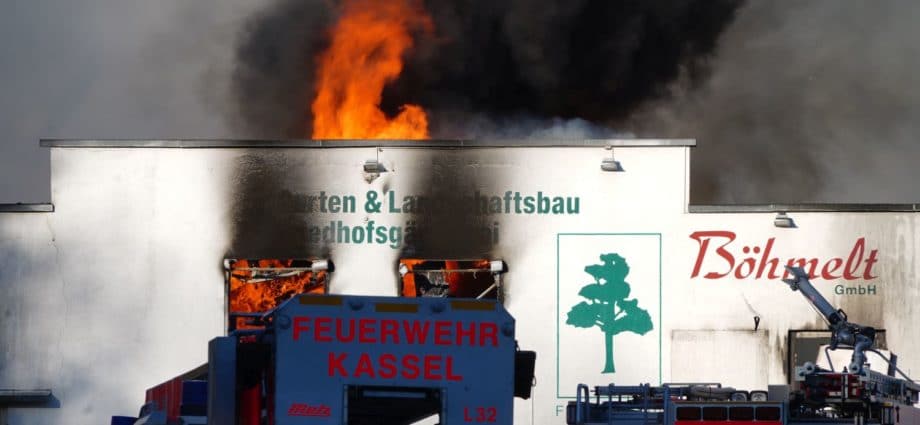 Kassel: Großbrand im Garten- und Landschaftsbaubetrieb (Video)