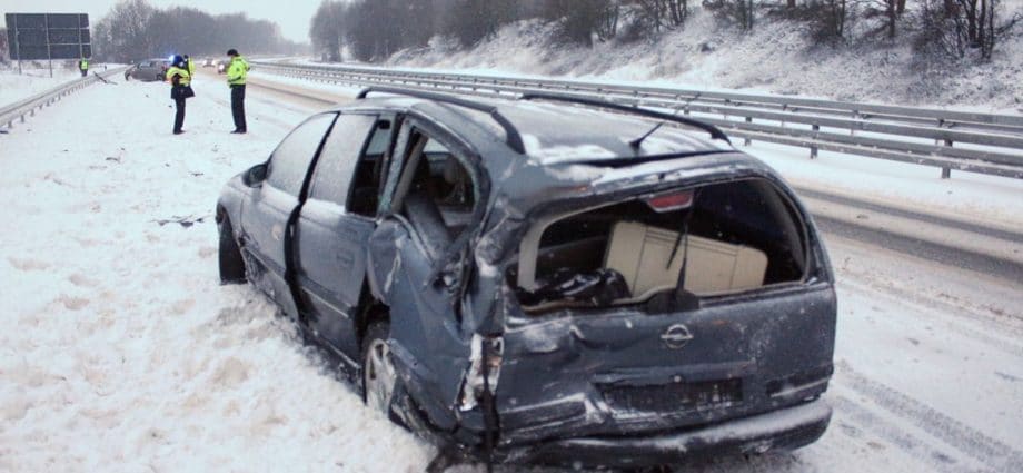 PKW kommt auf A44 ins Rutschen