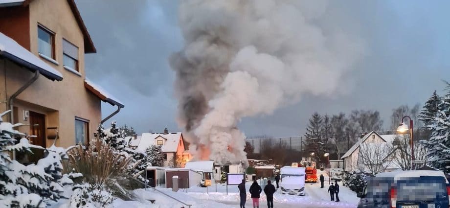 Gebäudebrand in Kaufungen – Löschwasser gefriert bei -18 Grad (Video)