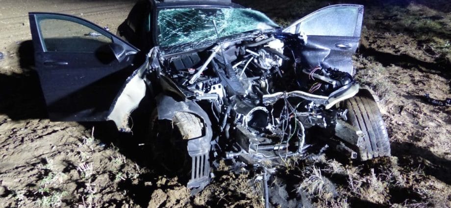 Zerstörten Mercedes AMG auf Feld bei Lohfelden zurückgelassen