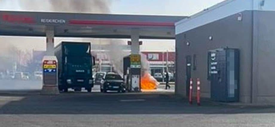 PKW stand an Zapfsäule in Vollbrand