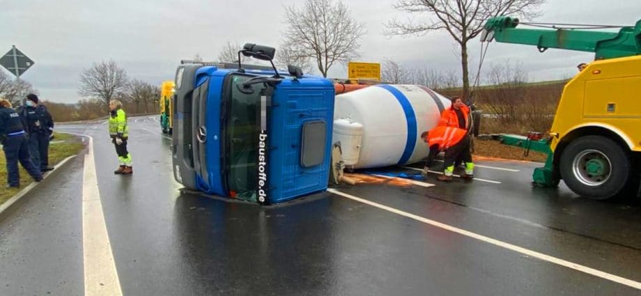 B253: Betonmischer kippt bei Wabern um