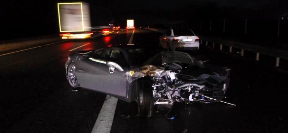 Traumwagen nach zwei Jahren bekommen – Ferrari nach 6 Stunden auf A5 geschrottet