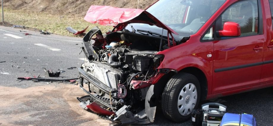 Caddy übersieht LKW – Unfall auf B251 bei Istha