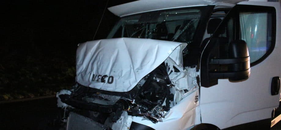 Fahrer bei Auffahrunfall auf A7 eingeklemmt