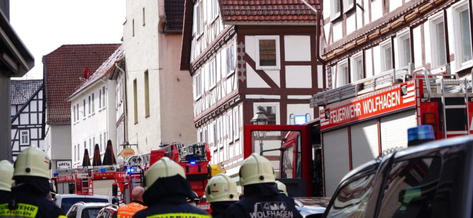 WOH: Mülleimer brannte in Wohnung – Fünf Bewohner mit Drehleiter gerettet