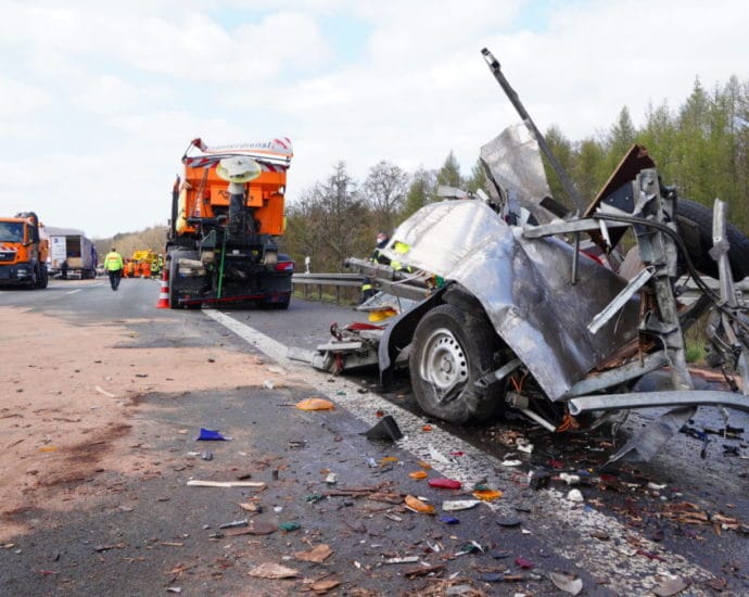 A44: LKW kracht in Tagesbaustelle