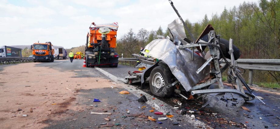 A44: LKW kracht in Tagesbaustelle