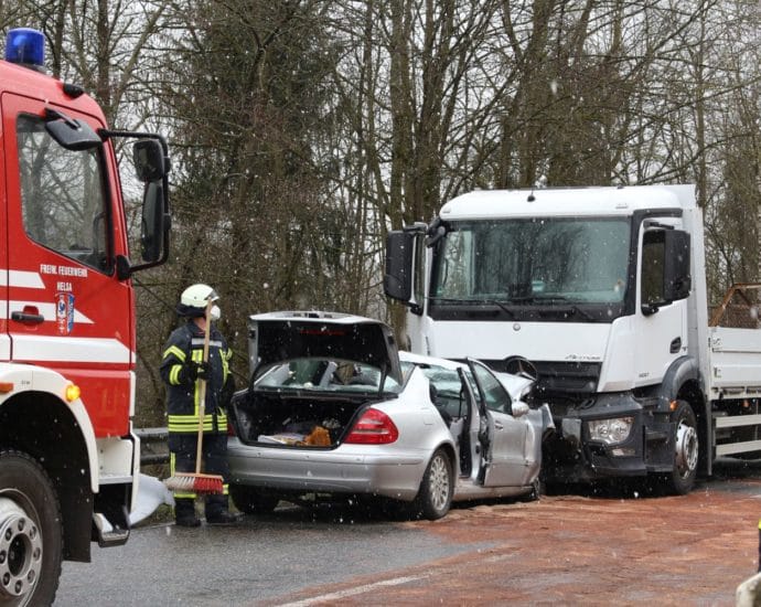 B7 bei Helsa: Mercedes frontal in LKW – Fahrer schwer verletzt