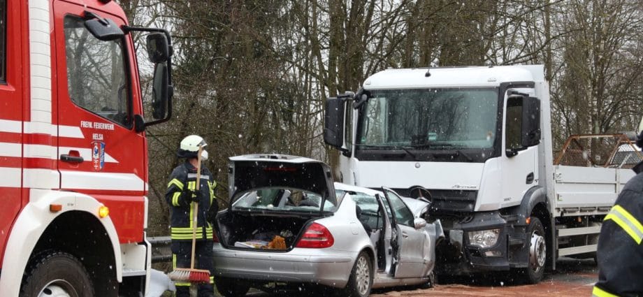 B7 bei Helsa: Mercedes frontal in LKW – Fahrer schwer verletzt