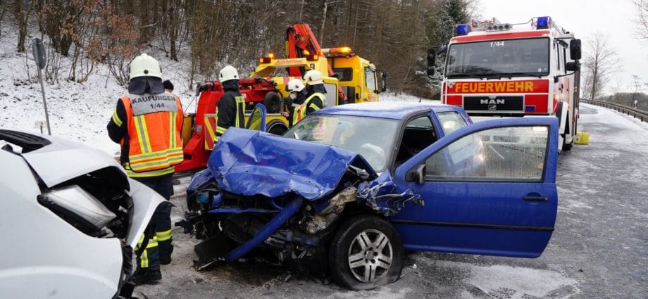Wintercomeback: Mit Sommerreifen in den Gegenverkehr – Zwei Verletzte auf B7