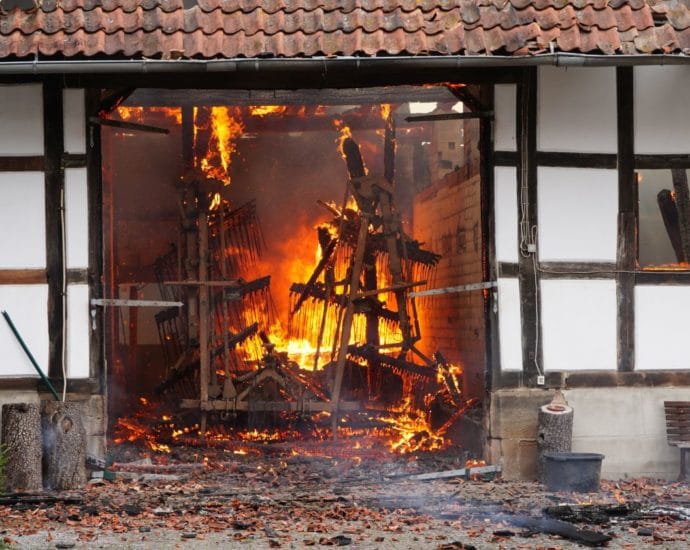 Scheunenbrand: 150 Einsatzkräfte konnten Wohnhaus vor den Flammen retten (Video)