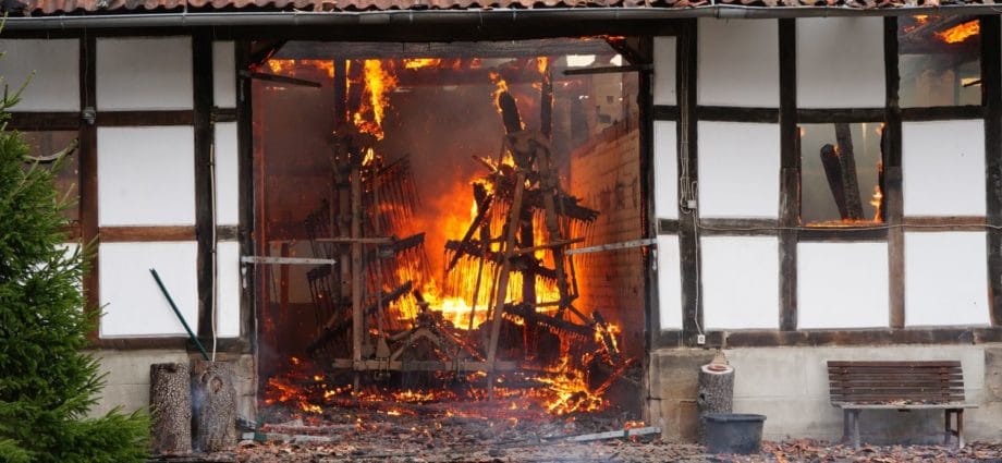 Scheunenbrand: 150 Einsatzkräfte konnten Wohnhaus vor den Flammen retten (Video)