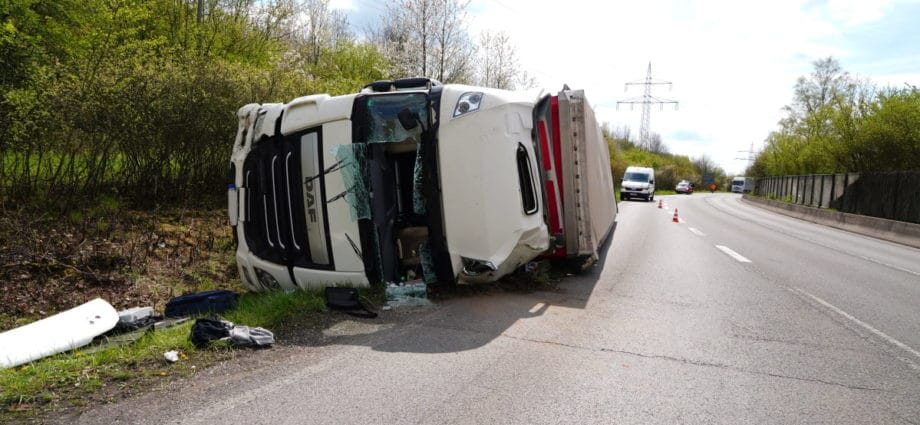 LKW kommt bei Baunatal von der Straße ab