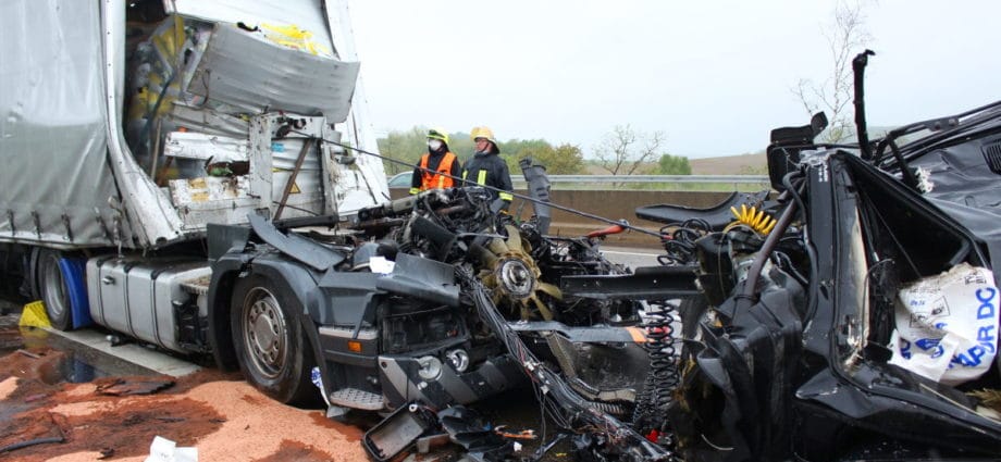 Update: Fahrerhaus reißt bei Unfall auf A44 ab – Fahrer außer Lebensgefahr