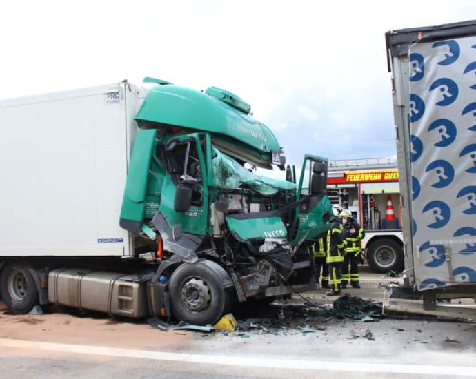 A7: LKW-Fahrer nach Auffahrunfall eingeklemmt